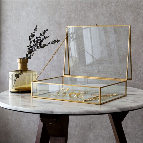 ガラスと真鍮でできたジュエリーボックス