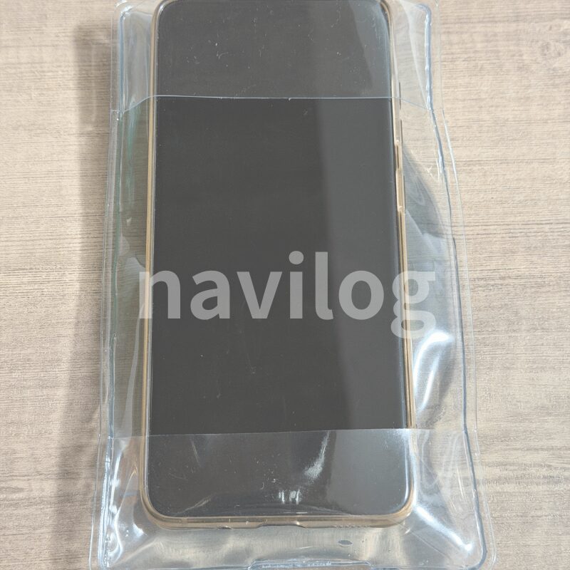 セリアのスマホ冷却シートをスマホに装着した様子
